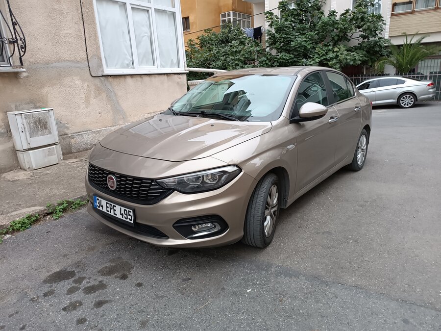 Fiat Egea sedan, İstanbul Pendik'te önden görünüm