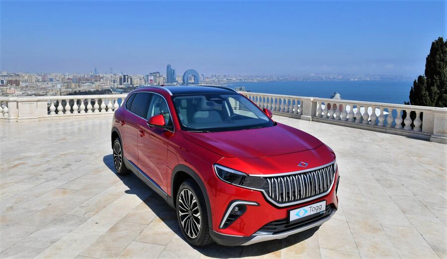 Kırmızı Togg T10X elektrikli SUV, önden üç çeyrek açı