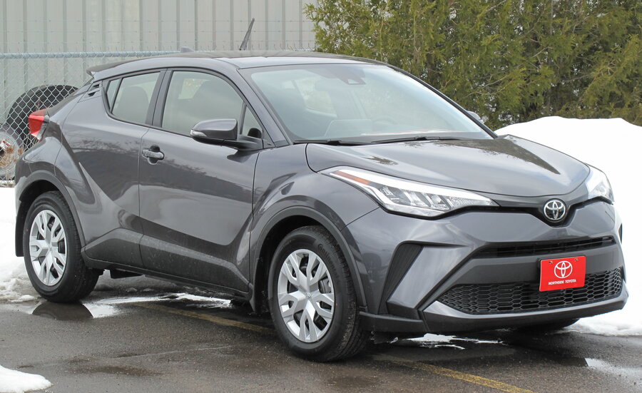 Gri Toyota C-HR SUV, ön sağ açıdan görünüm