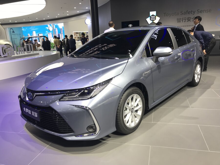 Beyaz Toyota Corolla sedan, önden görünüm