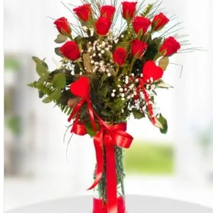 Vazoda 11 Adet kırmızı Gül