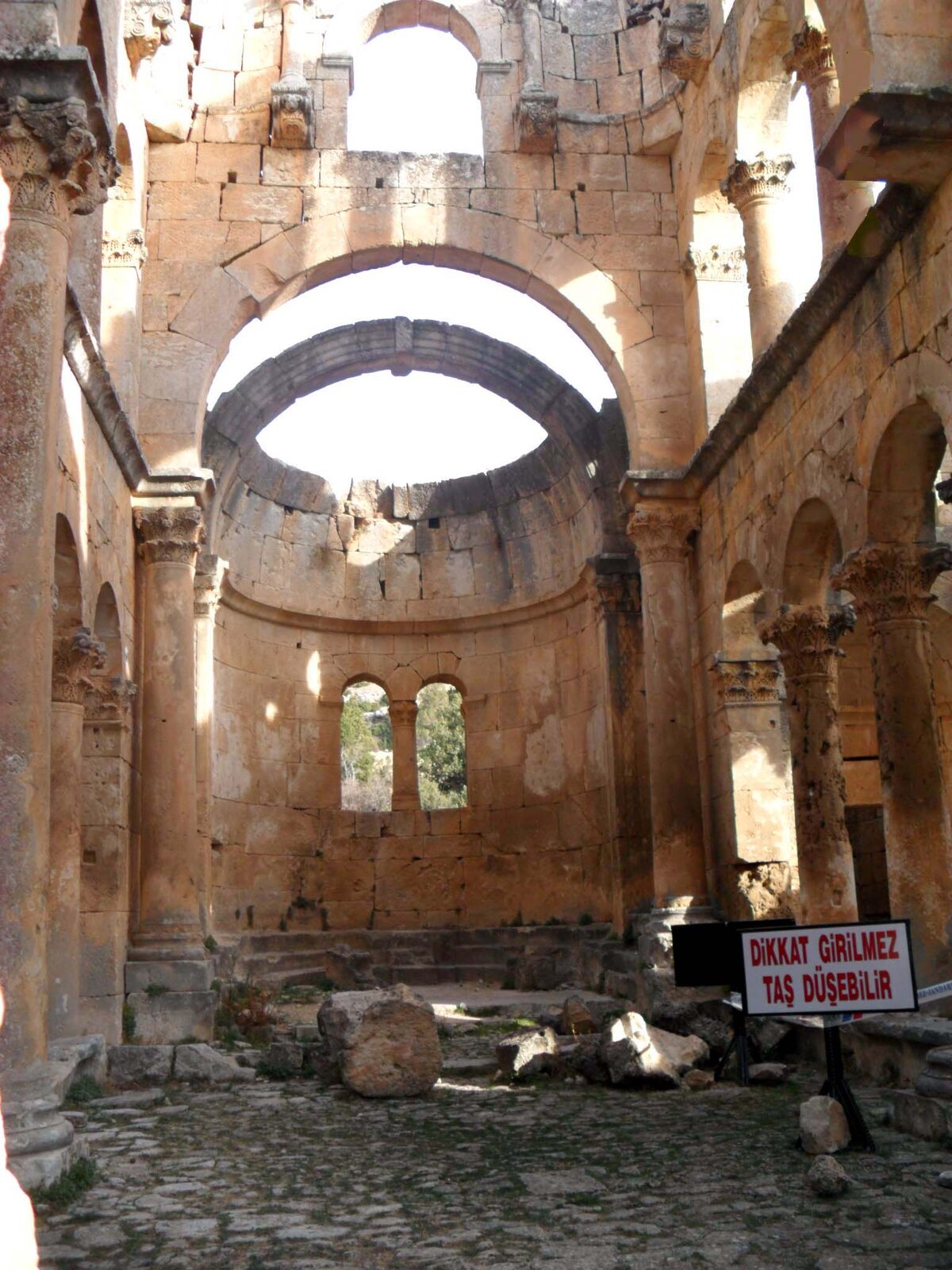 Alahan Manastırı'nın dağ yamacındaki Bizans dönemi kalıntıları