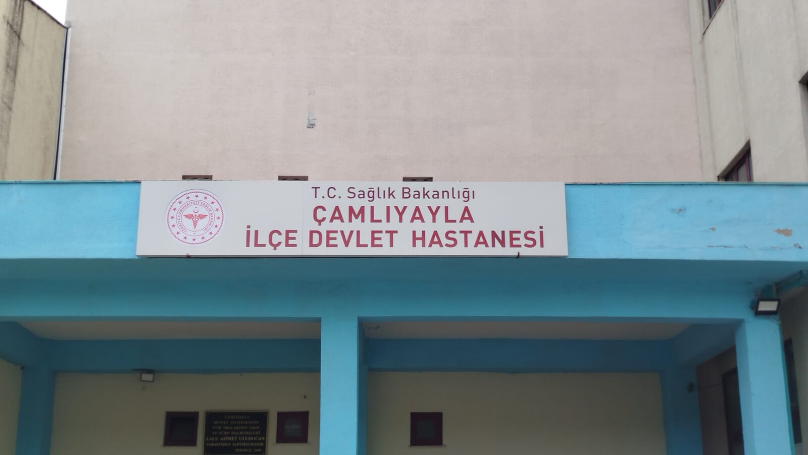 Çamlıyayla İlçe Devlet Hastanesi girişi ve tabelası