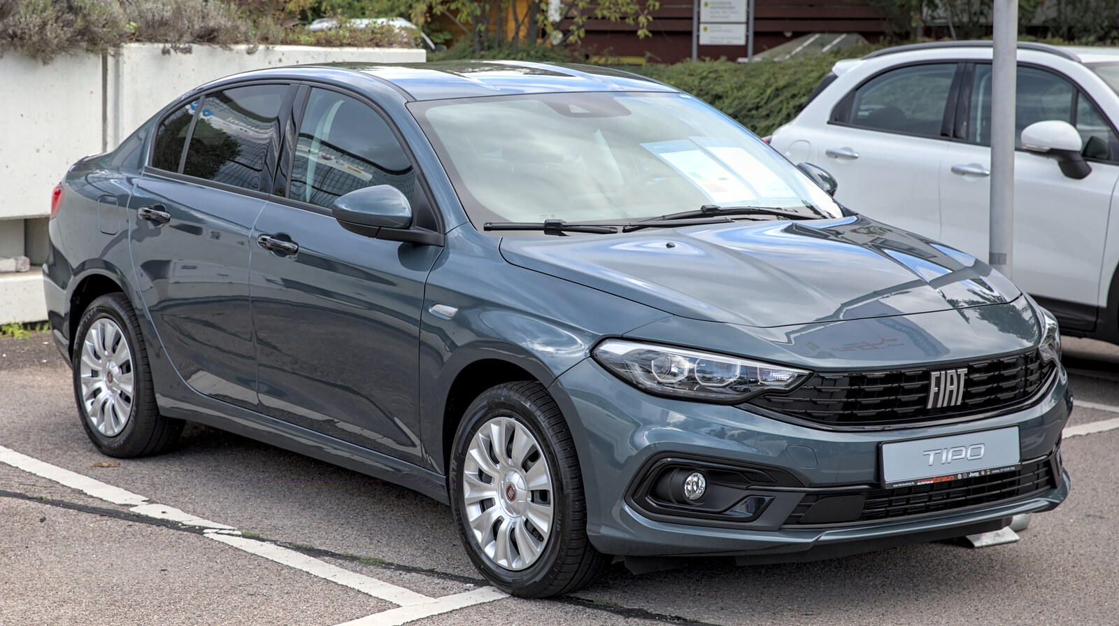Fotoğraf: Alexander Migl (CC BY-SA 4.0) Fiat Egea (Tipo) sedan, otomobil fuarında önden görünüm