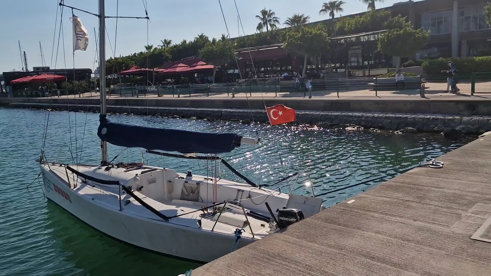 Mersin Marina - yelkenli tekne ve Türk bayrağı