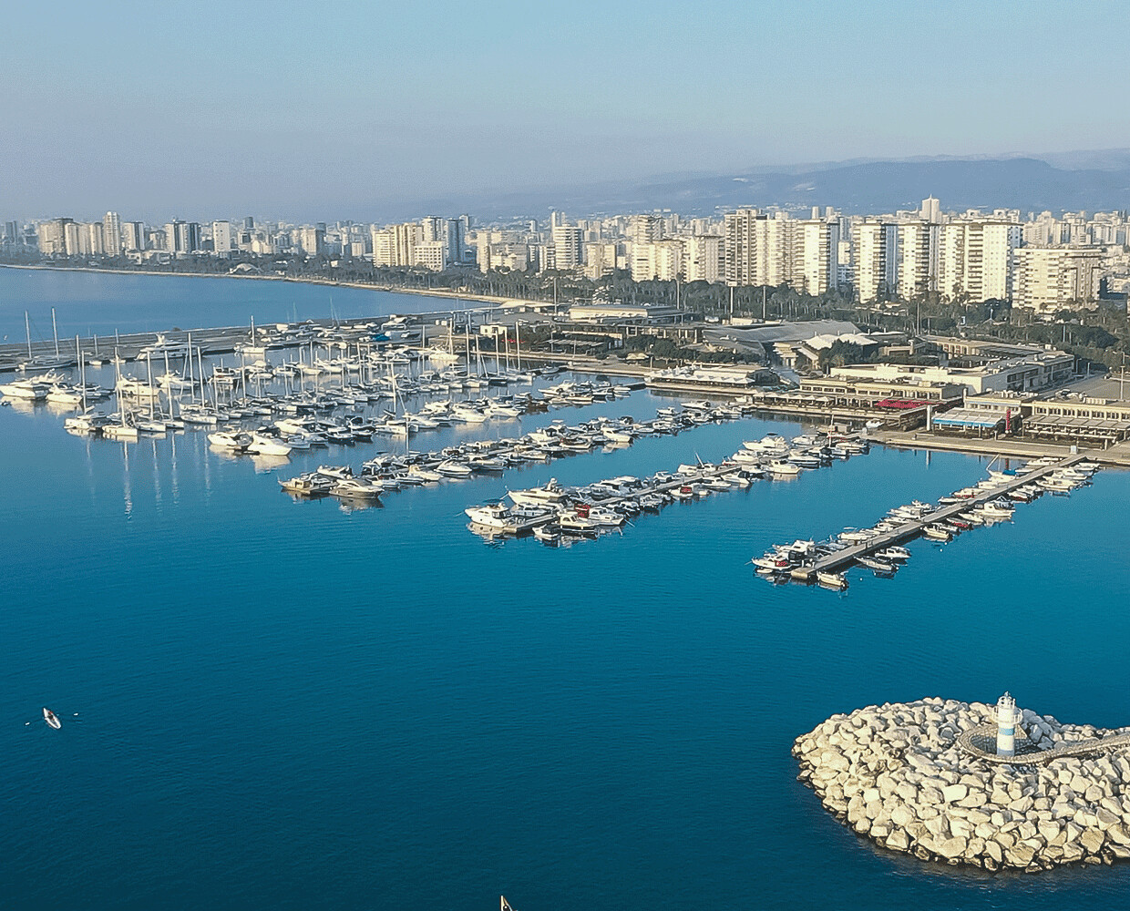 Mersin Marina - kuş bakışı genel görünüm, deniz feneri