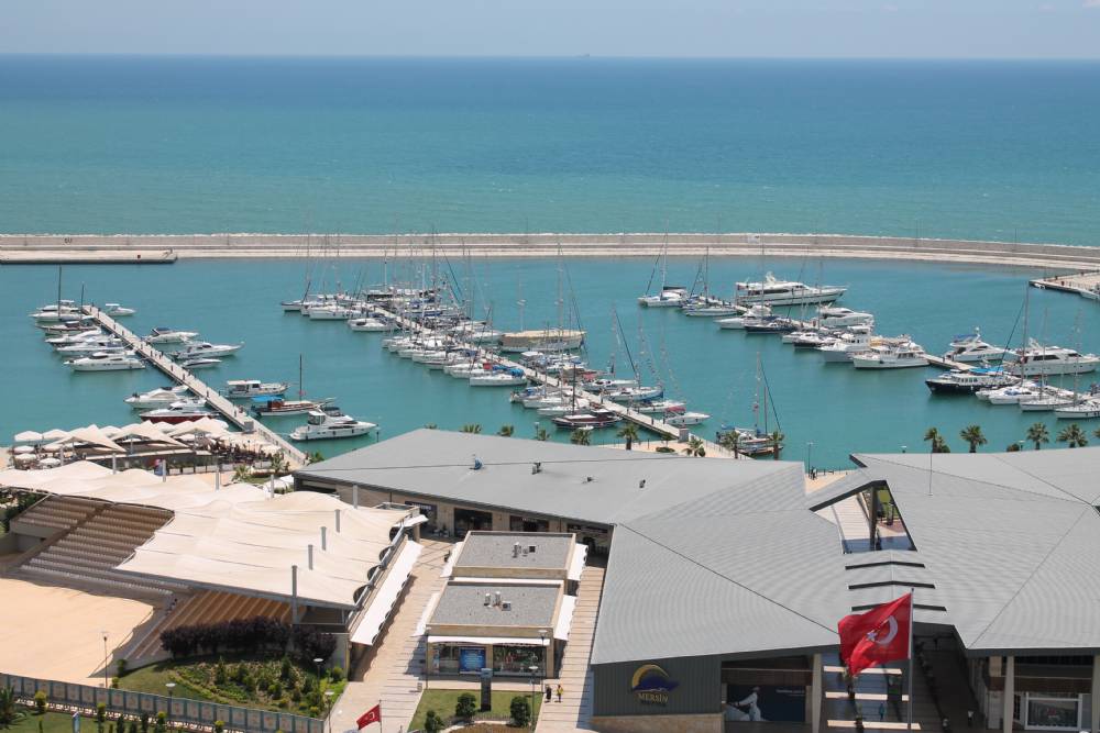 Mersin Marina - kuş bakışı, tesis binası ve bayrak