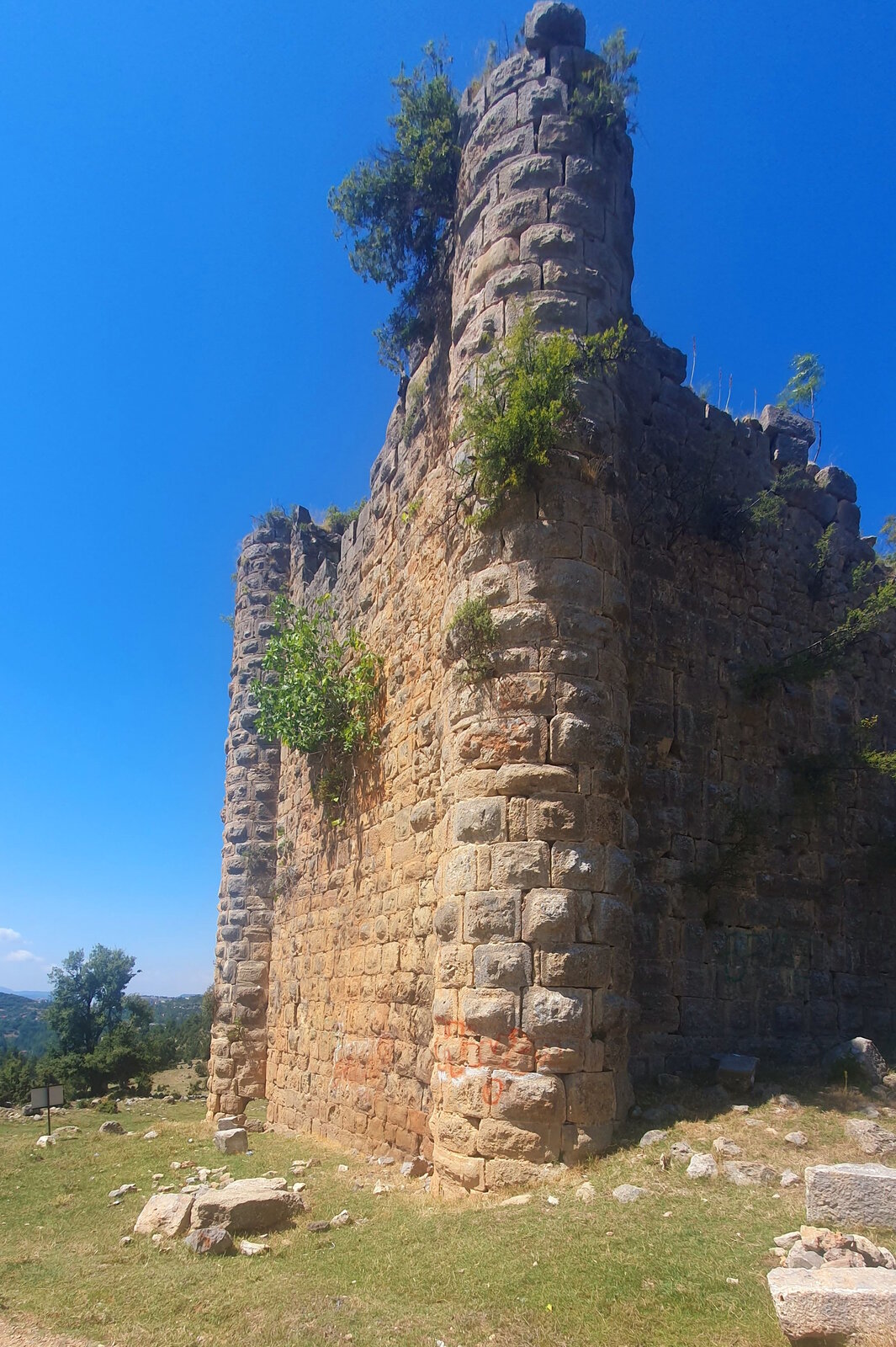 Sinap Kalesi sur duvarları ve köşe kulesi