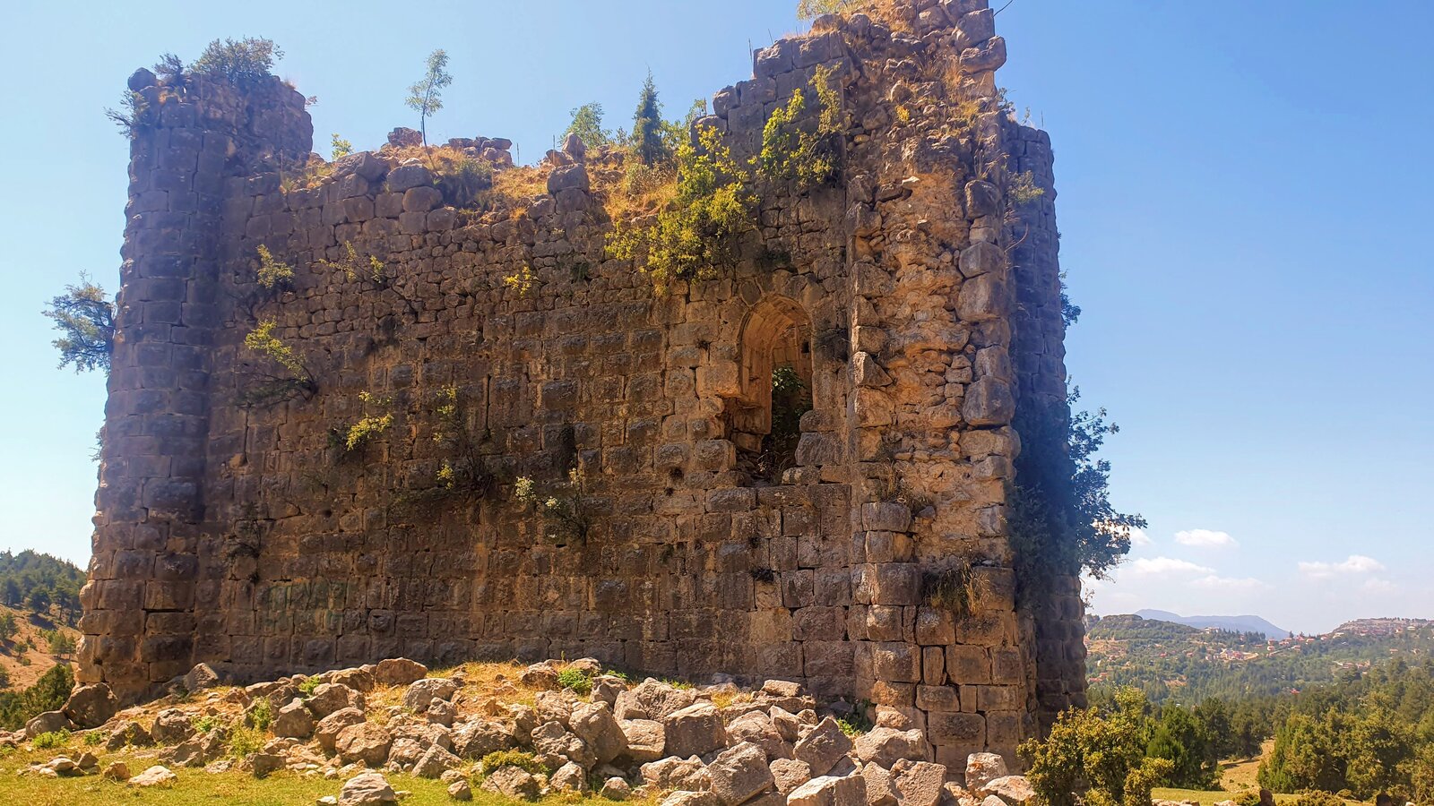 Sinap Kalesi'nden Çamlıyayla ve Toros manzarası