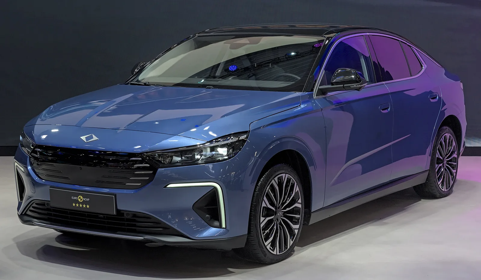 Mavi Togg T10F elektrikli sedan, önden üç çeyrek açı